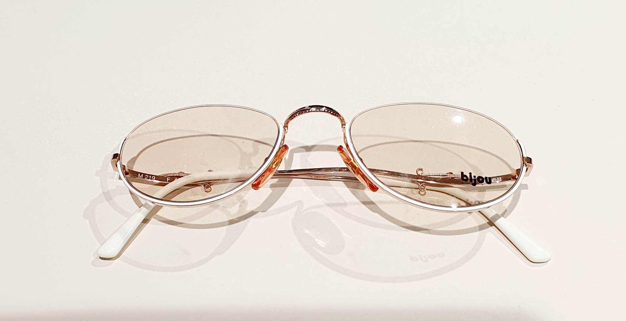 20251118_122857 bijou Halbbrille Nylor, weiß gold mit kleinen weißen Straßsteinchen an den Bügeln, 80er