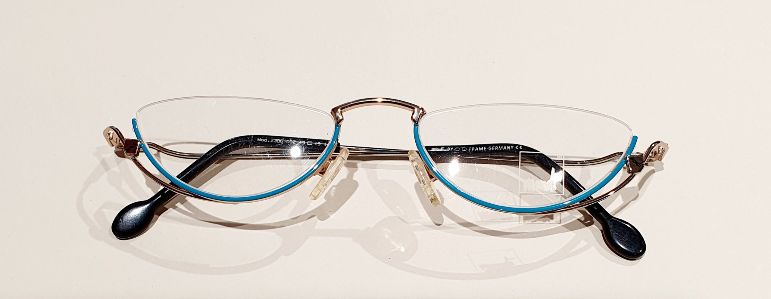 20251118_123514 Mondi Halbbrille türkis gold 90er